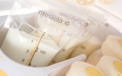 免费获得 Medela 的母乳喂养用品小样，包括 Milk Storage Bags, Nursing Pads 等